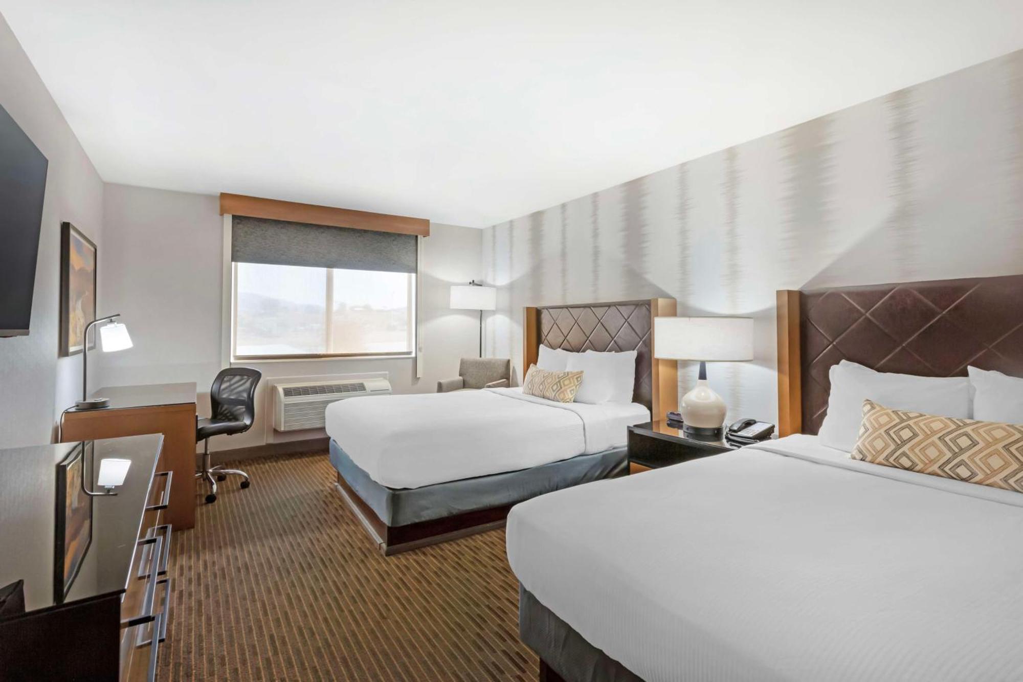 Western Hills Hotel 3*